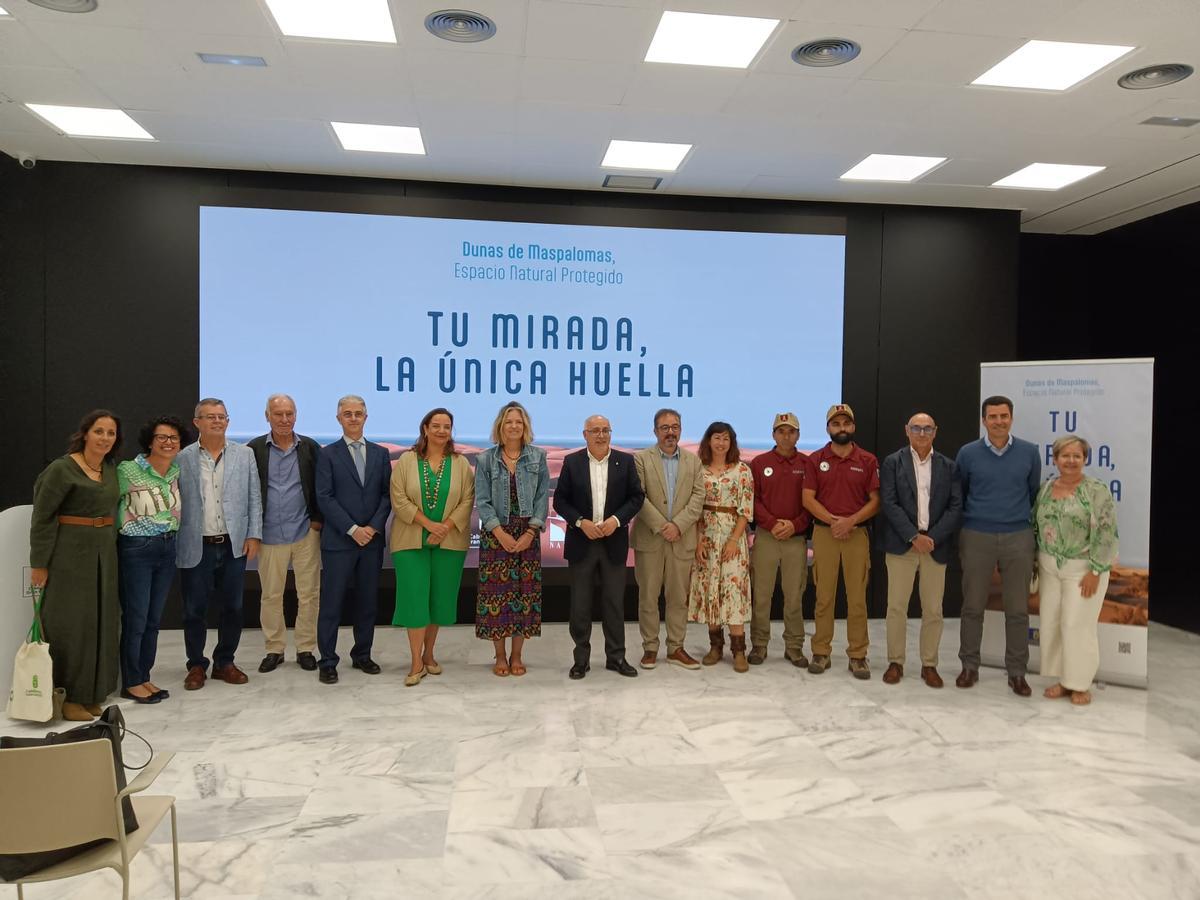 Representantes del Cabildo y del sector turístico durante la presentación de la campaña informativa.