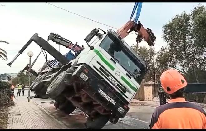 Imágenes del accidente de un camión cargado de palmeras e Ibiza