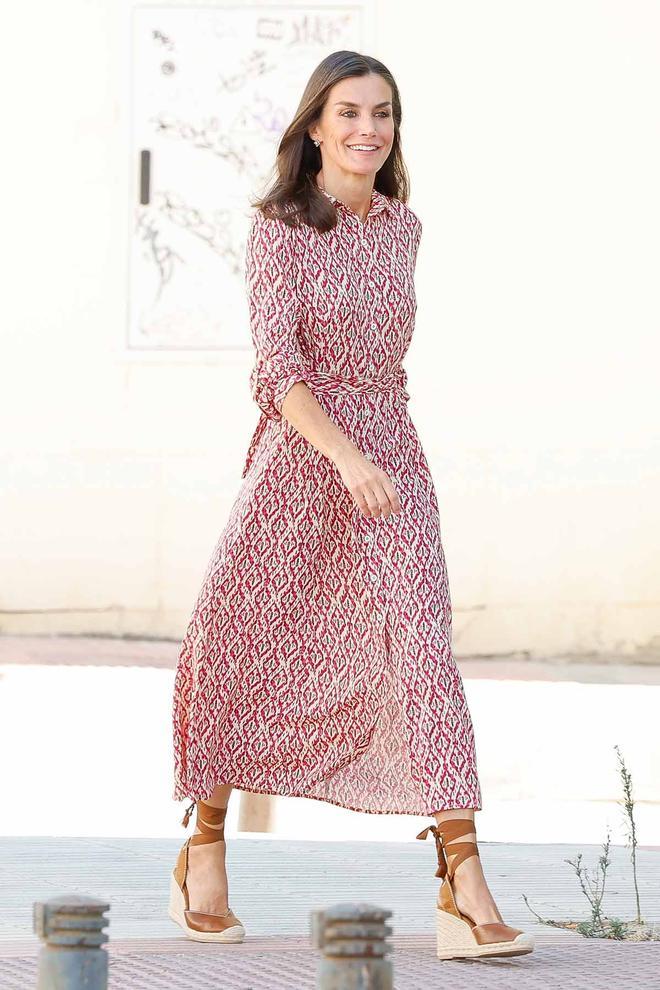 La reina Letizia con vestido camisero y cuñas