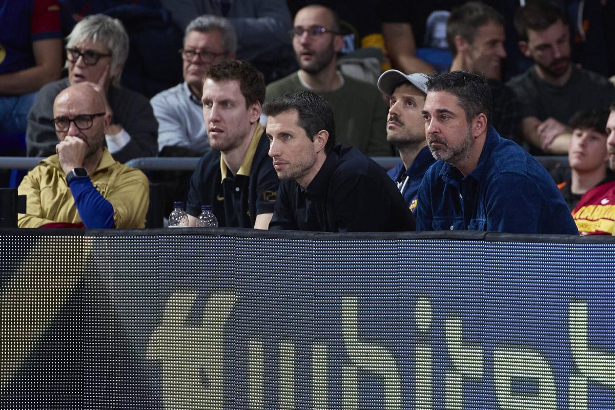 Jan Vesely y Nicolás Laprovittola, lesionados, miran el Barça-Olympiacos junto con Mario Fernández y Juan Carlos Navarro, los ejecutivos de la sección.