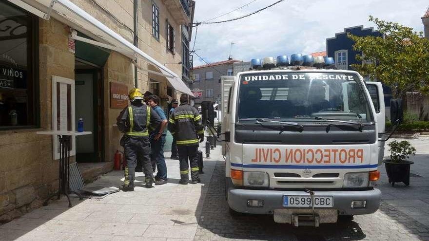 Los servicios de emergencias, en el exterior del local donde se produjo el incidente. // Noé Parga