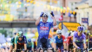 Jasper Philipsen se anota la victoria en la ciudad francesa de Voiron, cerca de Grenoble.