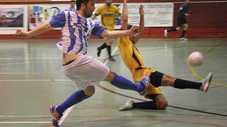 Un jugador del Atlético Benavente dispara a puerta en carrera.