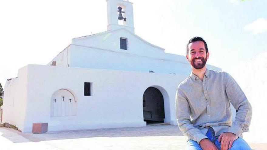 Javi Torres, esta semana, frente a la iglesia de Sant Llorenç.