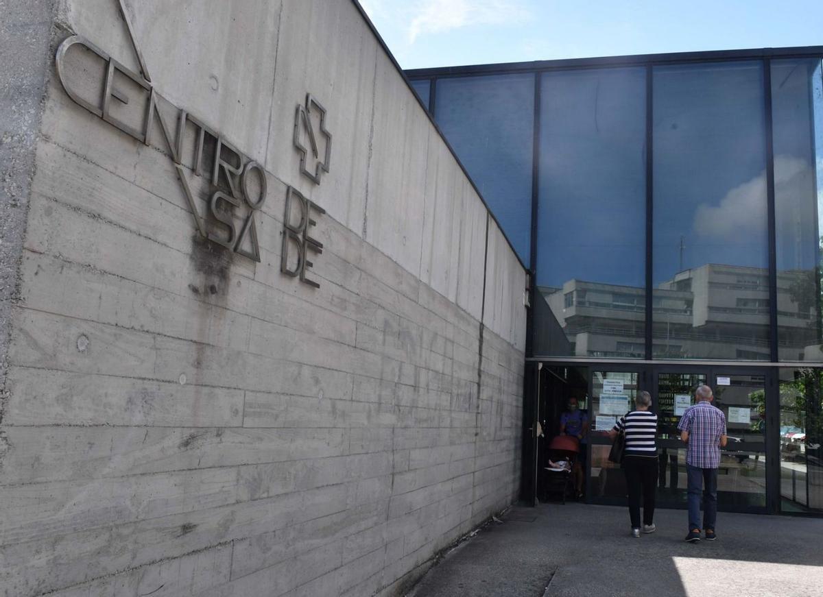 Dos personas acceden al centro de salud Matogrande, en A Coruña.