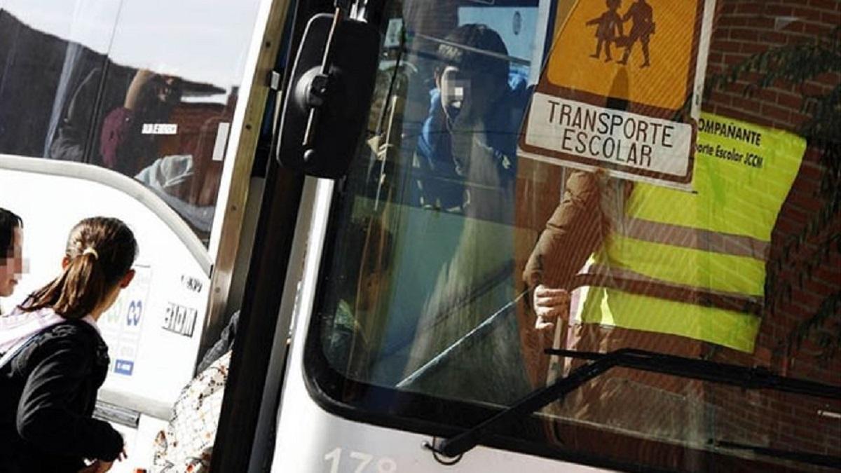 Un autobús de transporte escolar