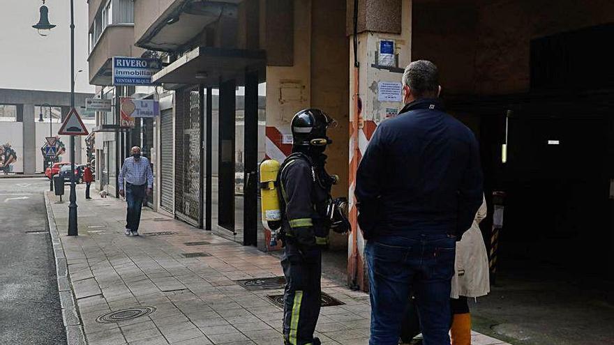 Bomberos en el lugar del incendio, ayer por la mañana.