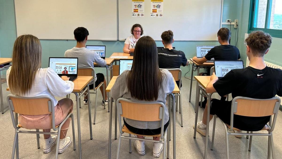 Alumnos del instituto de la Llosa de Ranes se preparan para la olimpiada de cálculo.