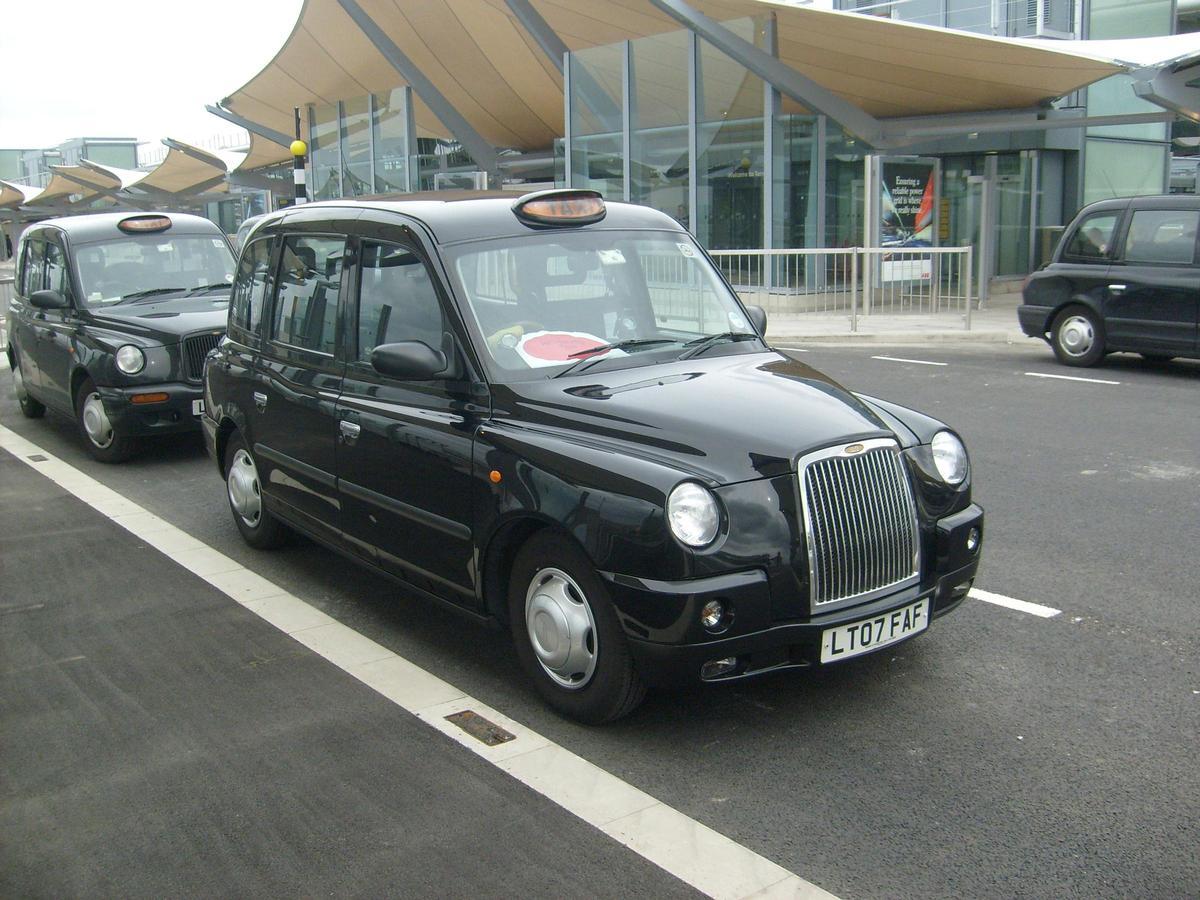 Taxis londinenses en el aeropuerto de Heathrow.