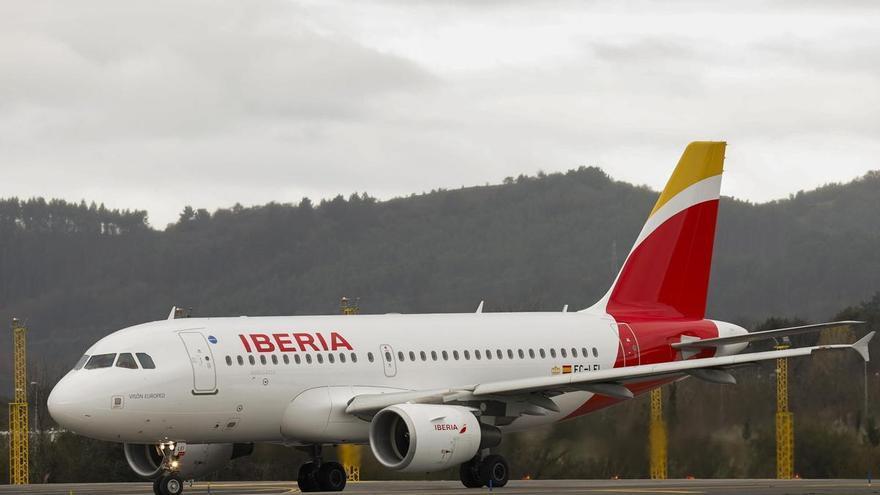 Un avión de Iberia que volaba de Madrid a Oslo aterriza de emergencia en Bruselas tras detectar humo a bordo