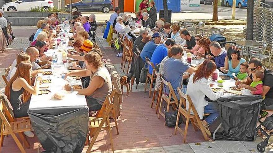 Arrossada popular al barri de la Plaça de Catalunya