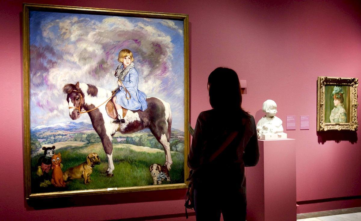 SEV01 SEVILLA, 15/10/09.- Una visitante observa el retrato ecuestre de María del Rosario Cayetana Fitz-James Stuart y de Silva, pintado por Ignacio Zuloaga en 1930, expuesto en el Museo de Bellas Artes de Sevilla como parte de la exposición "Colección Casa de Alba", que reúne una destacada selección de obras de este fondo artístico privado conservadas en los palacios de Liria en Madrid y Dueñas en Sevilla. EFE/Jose Manuel Vidal