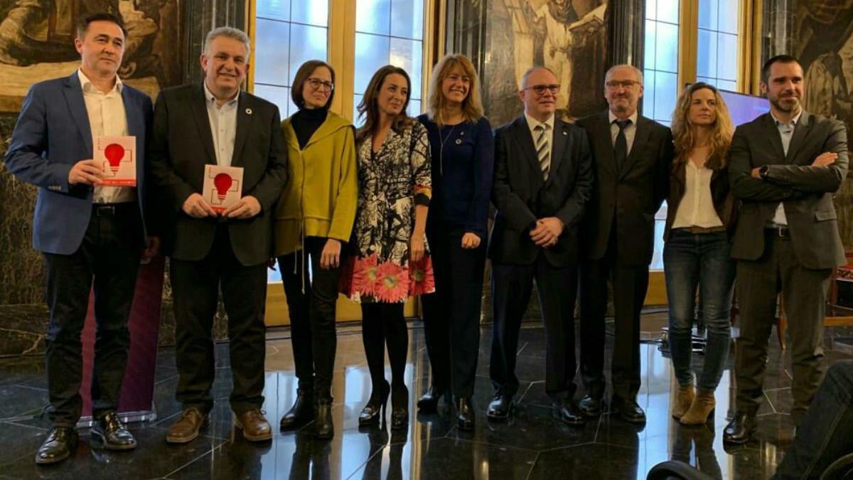 Foto de familia de la entrega de premios del reto 'Cómo mejorar la calidad de vida de las personas mayores a través de la tecnología 5G', en el Ayuntamiento de Barcelona