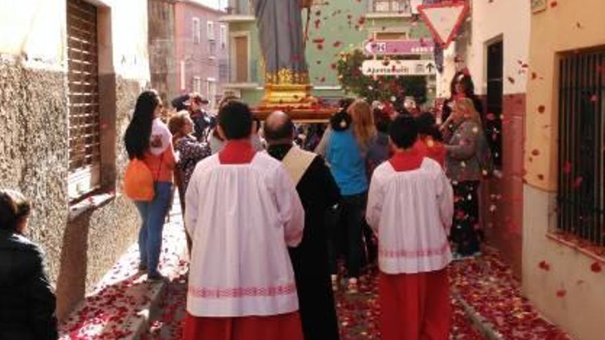 Devotos siguiendo la imagen de la Virgen de la Paz