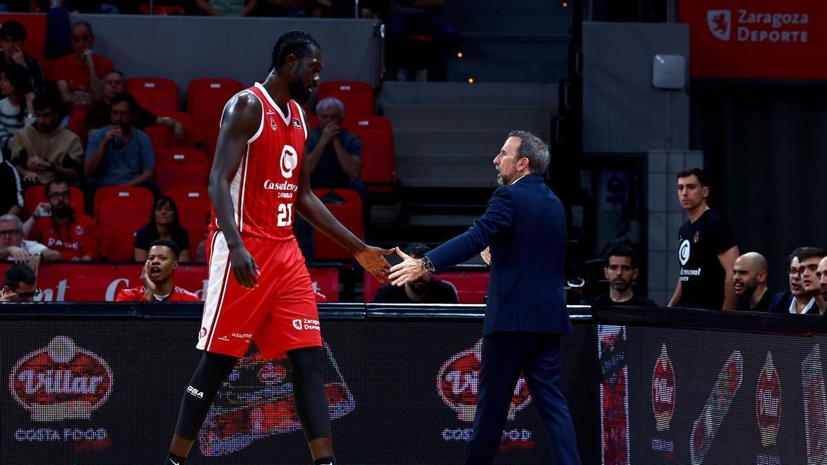 Koumadje y Plaza chocan sus manos en el duelo ante el Hiopos Lleida.