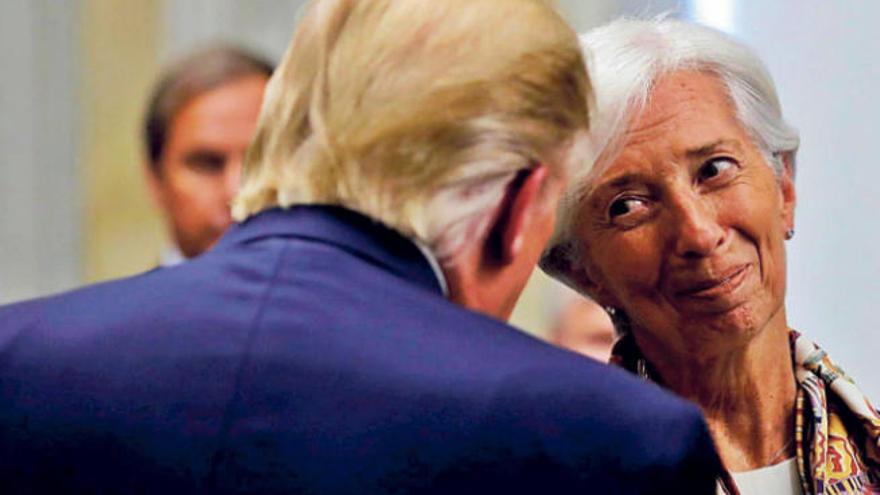 Christine Lagarde habla con el presidente de EE UU, Donald Trump, durante una cena el martes en Washington.