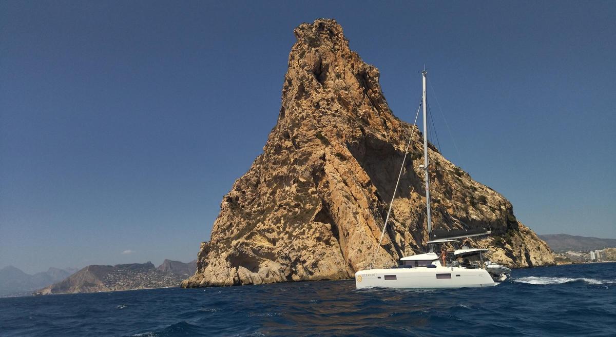 Un catamarán ciñe el Penyal d'Ifac, en Calp