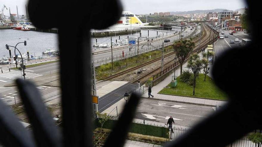 Las vías a su paso por Avilés, con el Niemeyer al fondo.