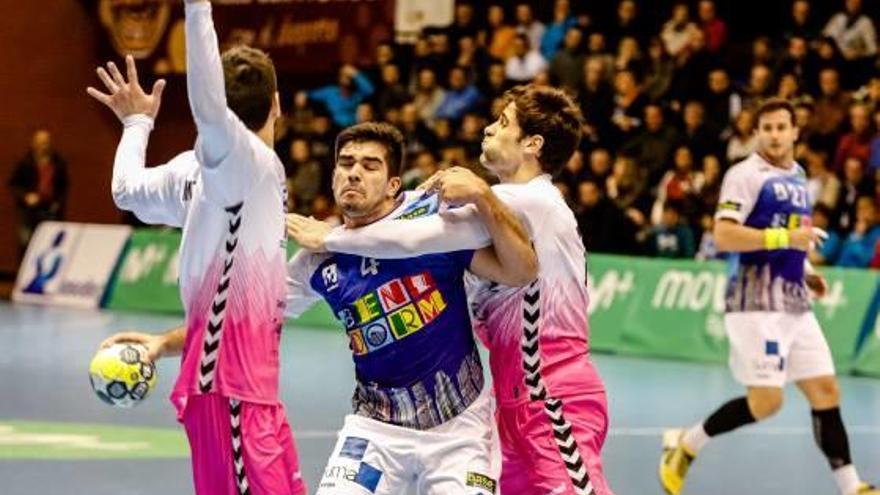 El Balonmano Benidorm arañó ayer un punto en la difícil cancha del Ángel Ximénez.