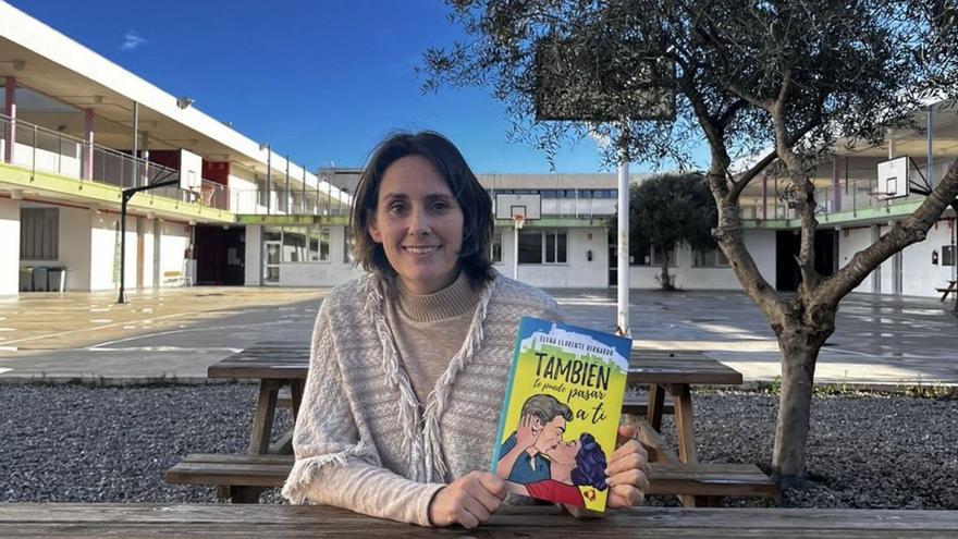 Elena Llorente, ayer, con su nueva novela en el instituto Sa Serra, en Sant Antoni.  |  XICU MARÍ RIBAS