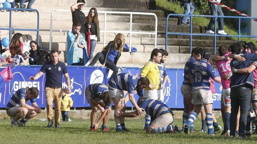 Los jugadores del Oxigar Belenos, cabizbajos, tras el pitido final.