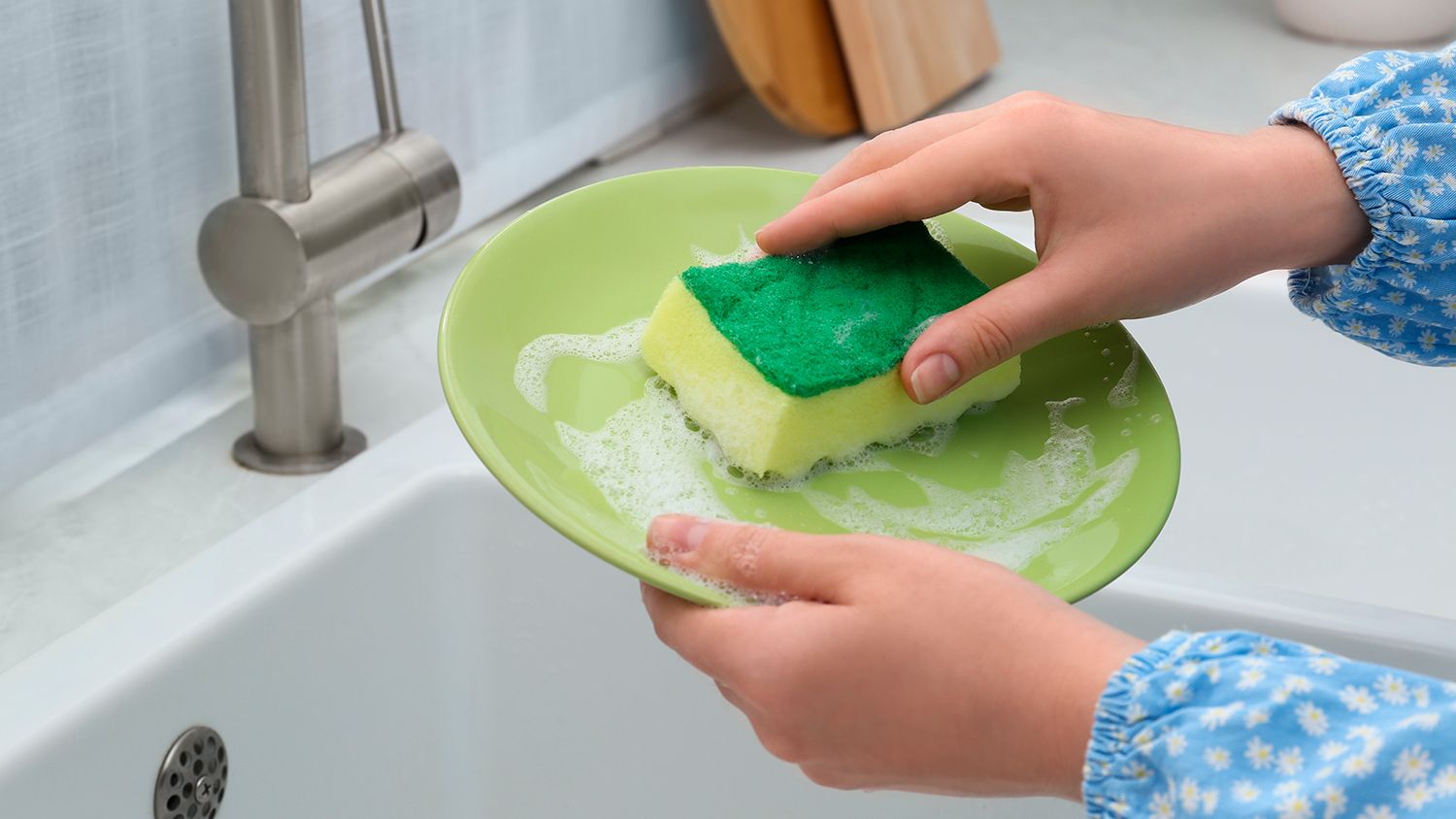Cómo limpiar la esponja de cocina?