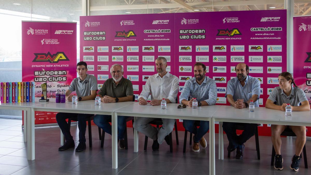 Autoridades políticas y deportivas, en la presentación de la competición, que se desarrollará en Gaetà Huguet.