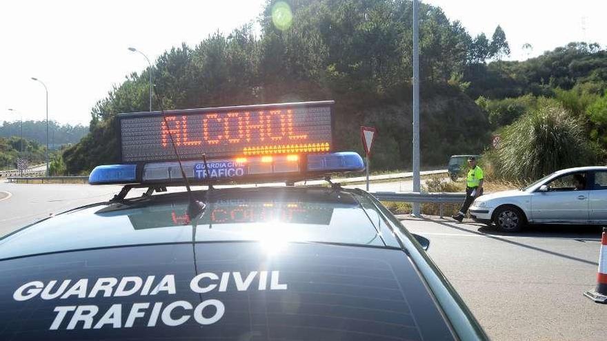 Una patrulla de la Guardia Civil de Tráfico en un control de alcoholemia en una carretera secundaria.