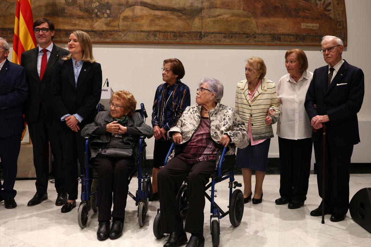 El president de la Generalitat, Salvador Illa, ha mantenido un encuentro en Palau con doce de las más de 3.000 personas centenarias en Cataluña, un récord en la esperanza de vida que, ha afirmado, representa un éxito de las políticas públicas.