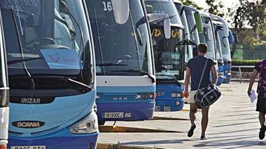 Autobuses de servicio discrecional aparcados en el aeropuerto en una imagen de archivo.