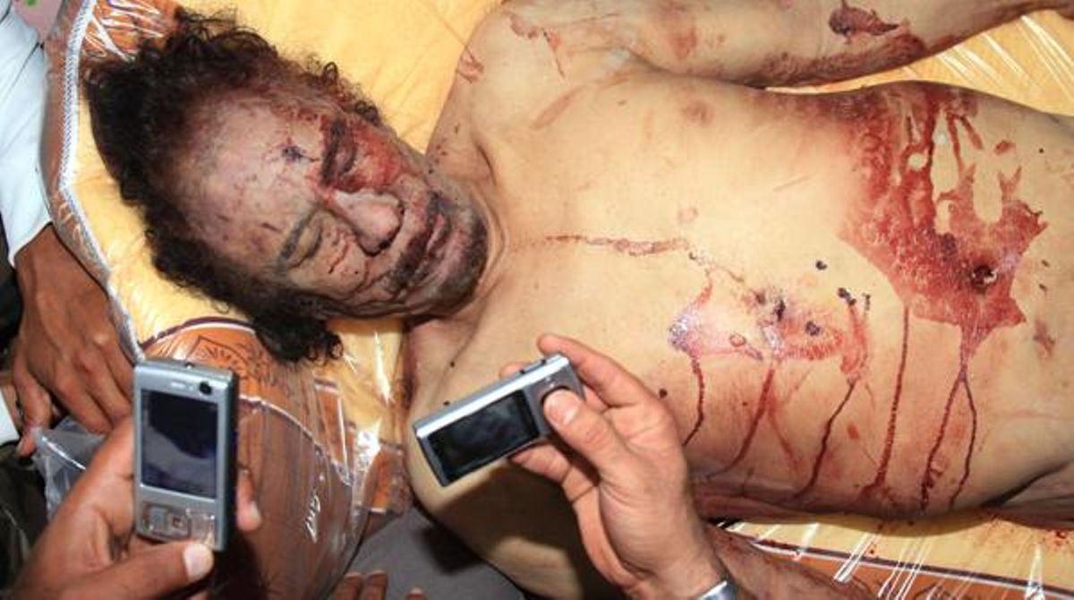 Les primeres imatges de la captura de Gaddafi, gravades amb un mòbil, mostren un grup de soldats arrossegant-lo mentre se senten crits de ¡No el mateu! i ¡El necessitem viu!.
