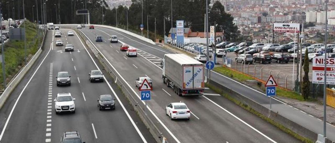 Vehículos circulando por la autovía A-55.