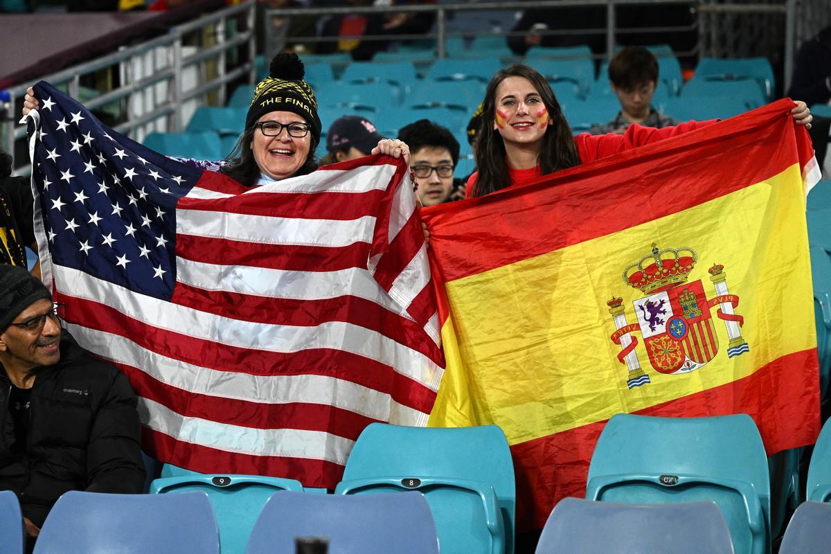 Sydney (Australia), 20/08/2023.- Soccer fans cheer prior to the FIFA Women’s World Cup 2023 Final soccer match between Spain and England at Stadium Australia in Sydney, Australia, 20 August 2023. (Mundial de Fútbol, España) EFE/EPA/DAN HIMBRECHTS AUSTRALIA AND NEW ZEALAND OUT