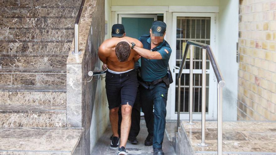 Dos policías acompañan al condenado a la salida de los juzgados de Ibiza, en julio de 2018.