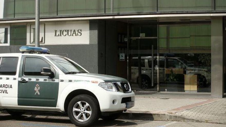 Un cotxe de la Guàrdia Civil, davant una de les seus de les empreses escorcollades