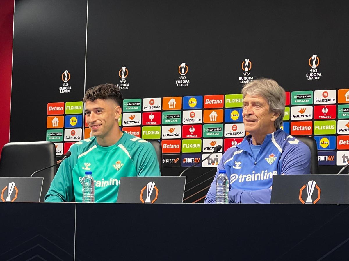 Manuel Pellegrini y Marc Roca, en la rueda de prensa previa del Braga-Betis