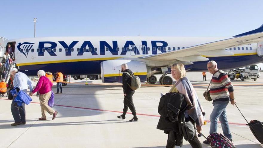 Llegada de los primeros pasajeros que recibió el aeropuerto de Corvera