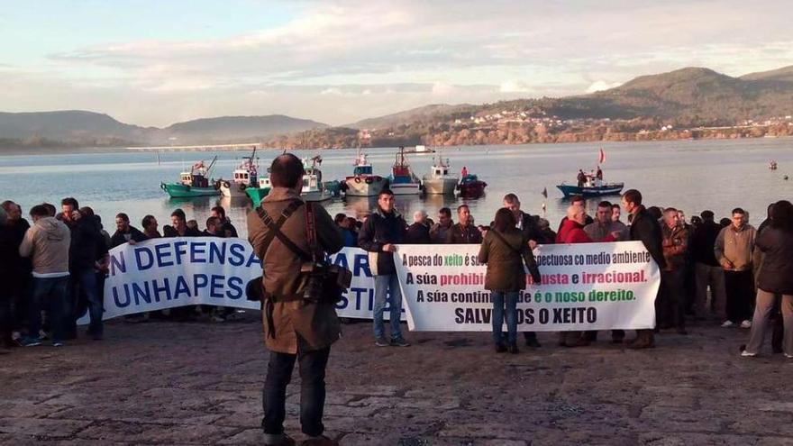 Nueva manifestación del &#039;xeito&#039;  |  El &#039;xeito&#039; gallego volvió a manifestarse ayer en el puerto de Rianxo (uno de los más representativos del sector). La flota se concentró con motivo de la prohibición de la pesca en aguas españolas y la ausencia de una línea de ayudas destinadas a la totalidad de la flota (las subvenciones del Gobierno solo recogen a la flota del cerco). Los &#039;xeiteiros&#039; se oponen también a la propuesta &quot;indiscriminada&quot; de la UE de prohibir su actividad.