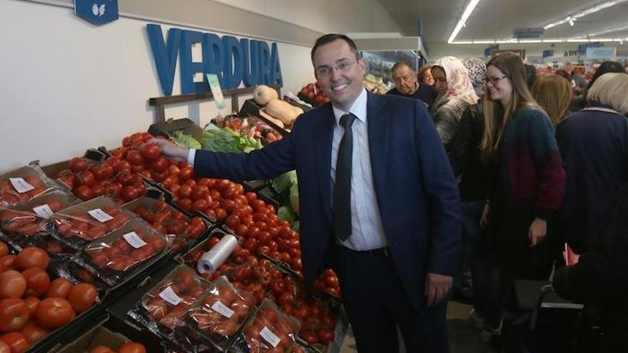 Eddie Sewerin, ayer, en el nuevo establecimiento de Aldi en la capital.