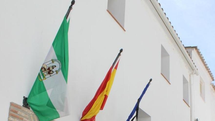 Los diputados de IU, Teresa Sánchez y Guzmán Ahumada, junto al alcalde José Carrasco y los miembros del equipo de gobierno de Casares en la puerta del Ayuntamiento.