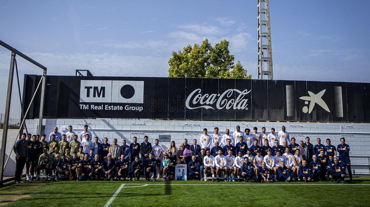 Foto de familia en el bonito acto organizado por el Valencia.