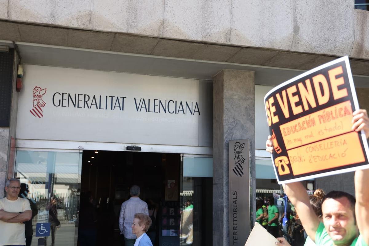 Huelga de educación en Alicante: la manifestación de profesores atraviesa la Avenida Aguilera
