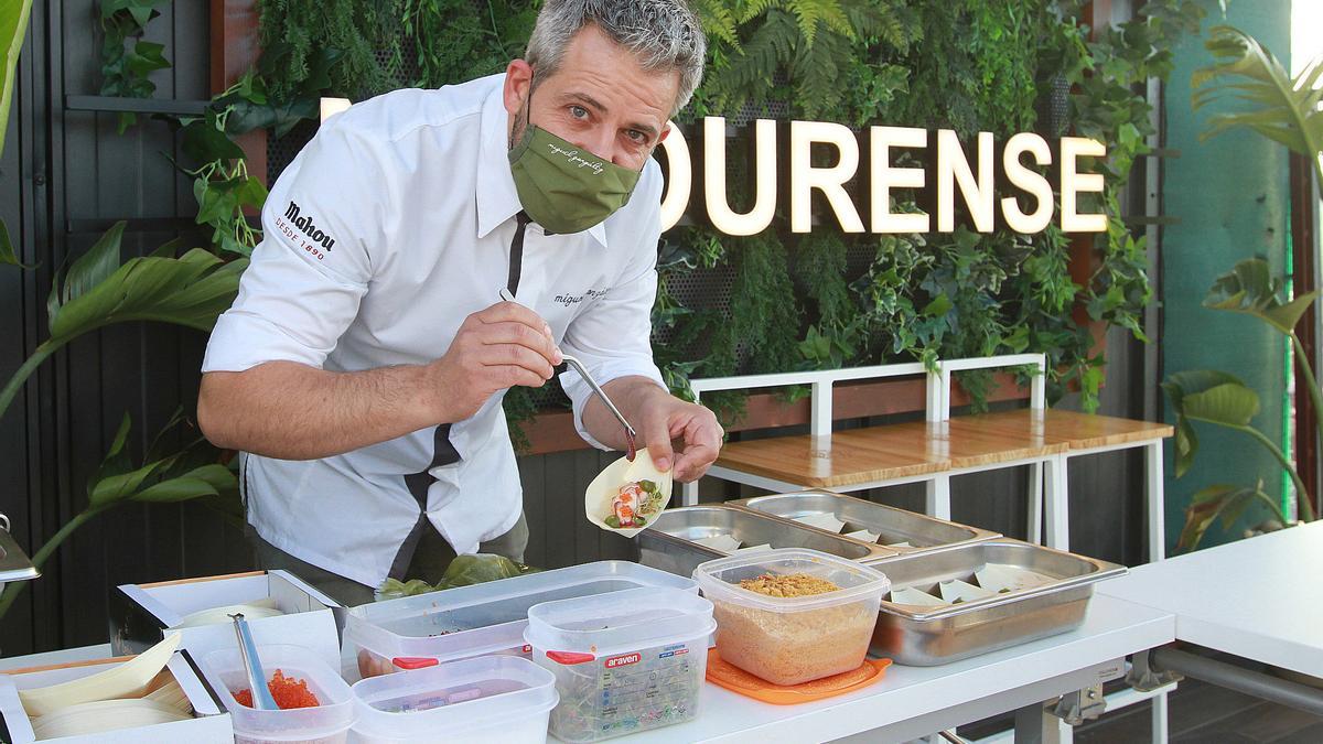 Miguel González, en plena preparación de las tapas