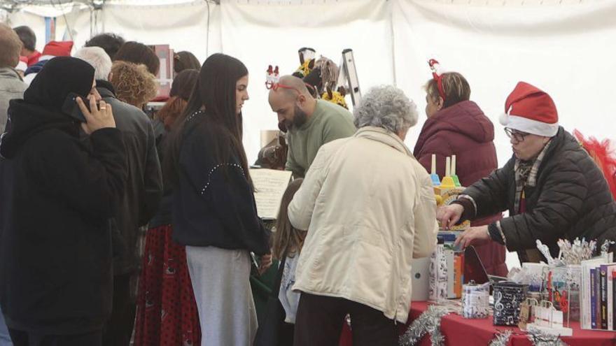 Mercado navideño alternativo y vecinal en la plaza de la Tolerancia