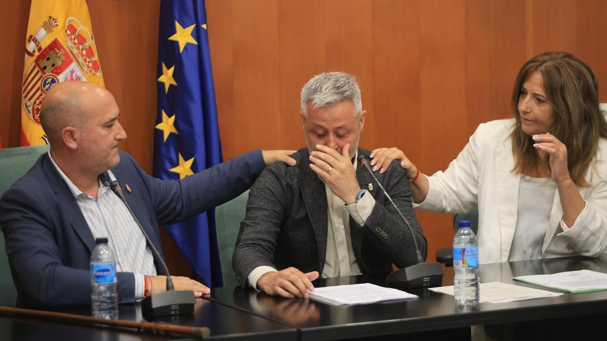 Juan Zamorano llora tras quedarse sin ser alcalde de Massamagrell.