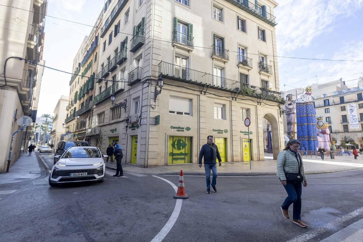 Nueva señalización que advierte del cierre al tráfico a la plaza del Ayuntamiento