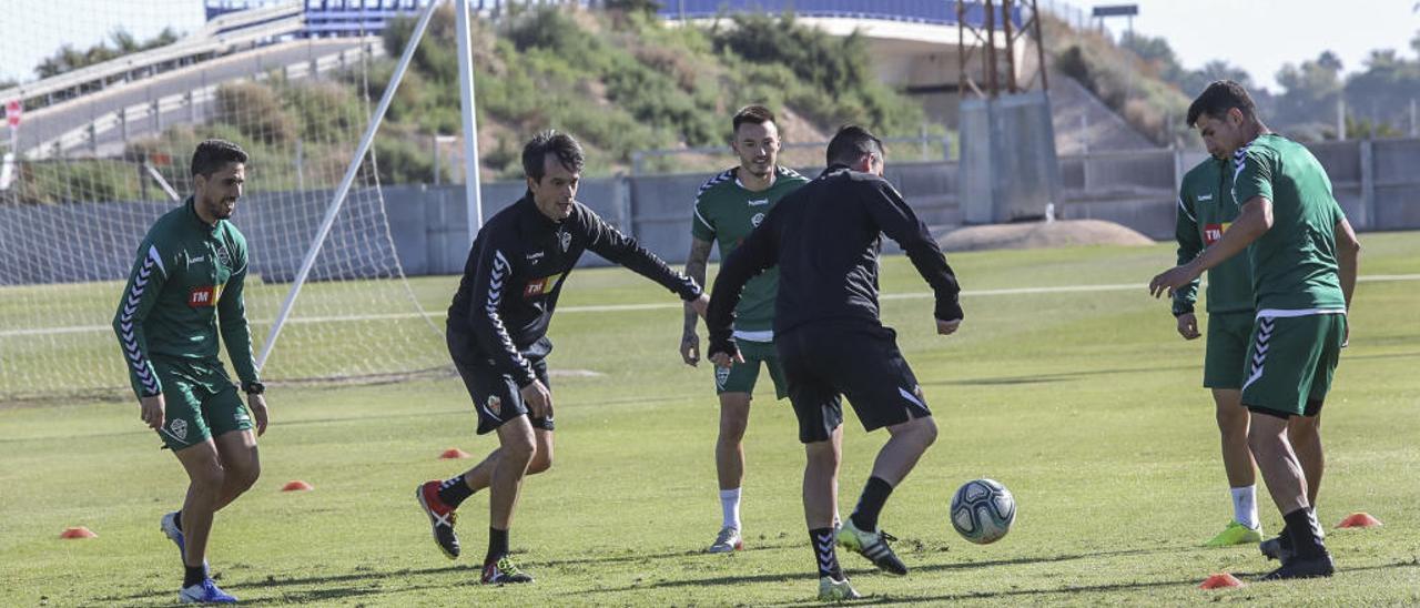 Rondo de los jugadores Fidel, Josan, Pere Milla y otros con el técnico Pacheta en el centro, el pasado jueves.