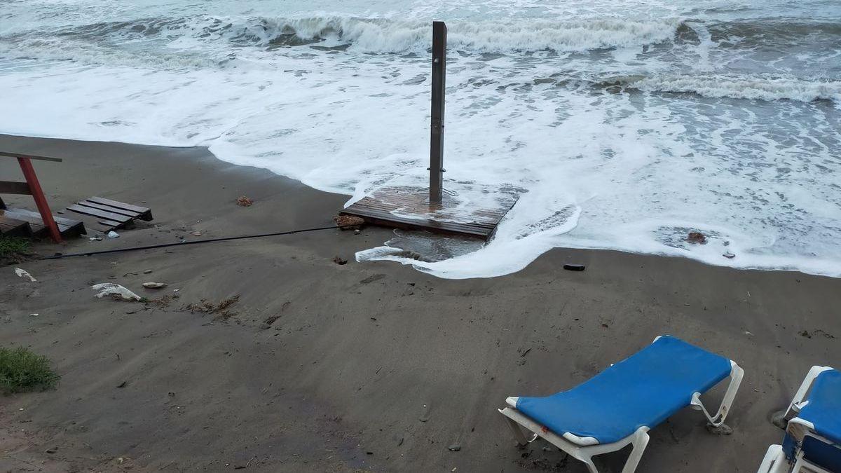 Las olas provocadas por el temporal han llegado hasta la duchas.