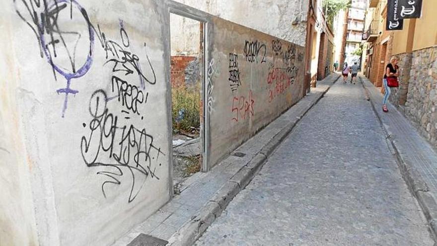 L&#039;entrada del terreny abandonat pel carrer de Magraner
