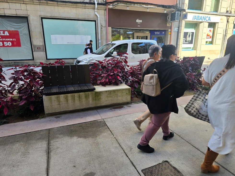 La circulación rodada no cesa en las zonas peatonales de Vilagarcía, ni siquiera con el control policial ejercido.
